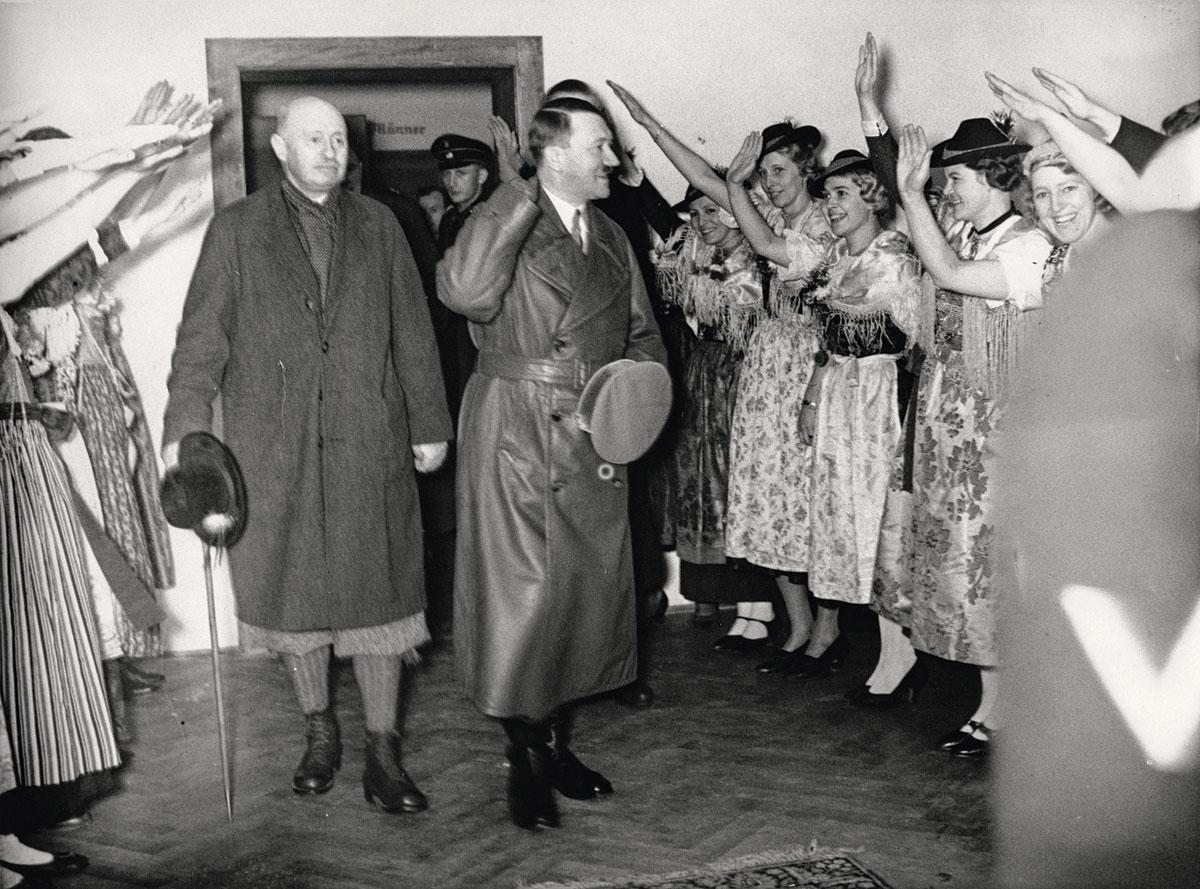 1936: Le président belge du CIO, Henri De Baillet Latour, visite la Maison olympique avec Adolf Hitler.