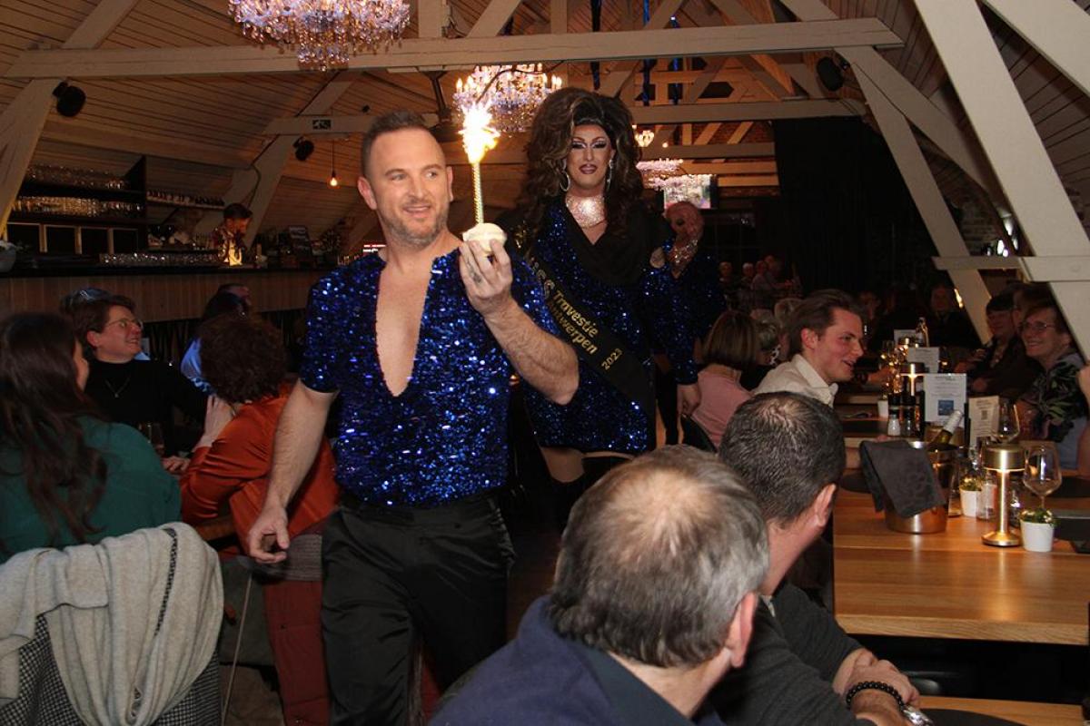 The Sensations trokken naar de jarige met vuurwerk.