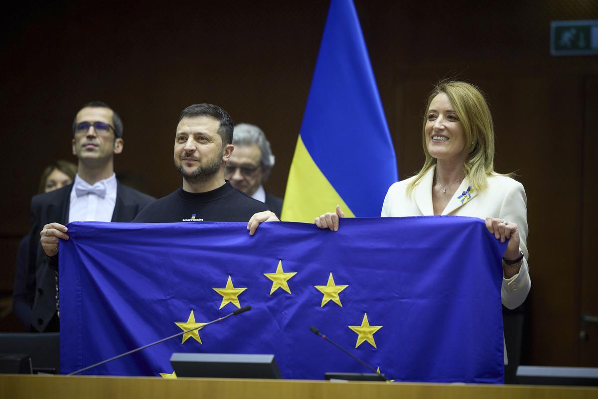 Volodymyr Zelensky toont samen met Europees Parlementsvoorzitter Roberta Metsola de Europese vlag.