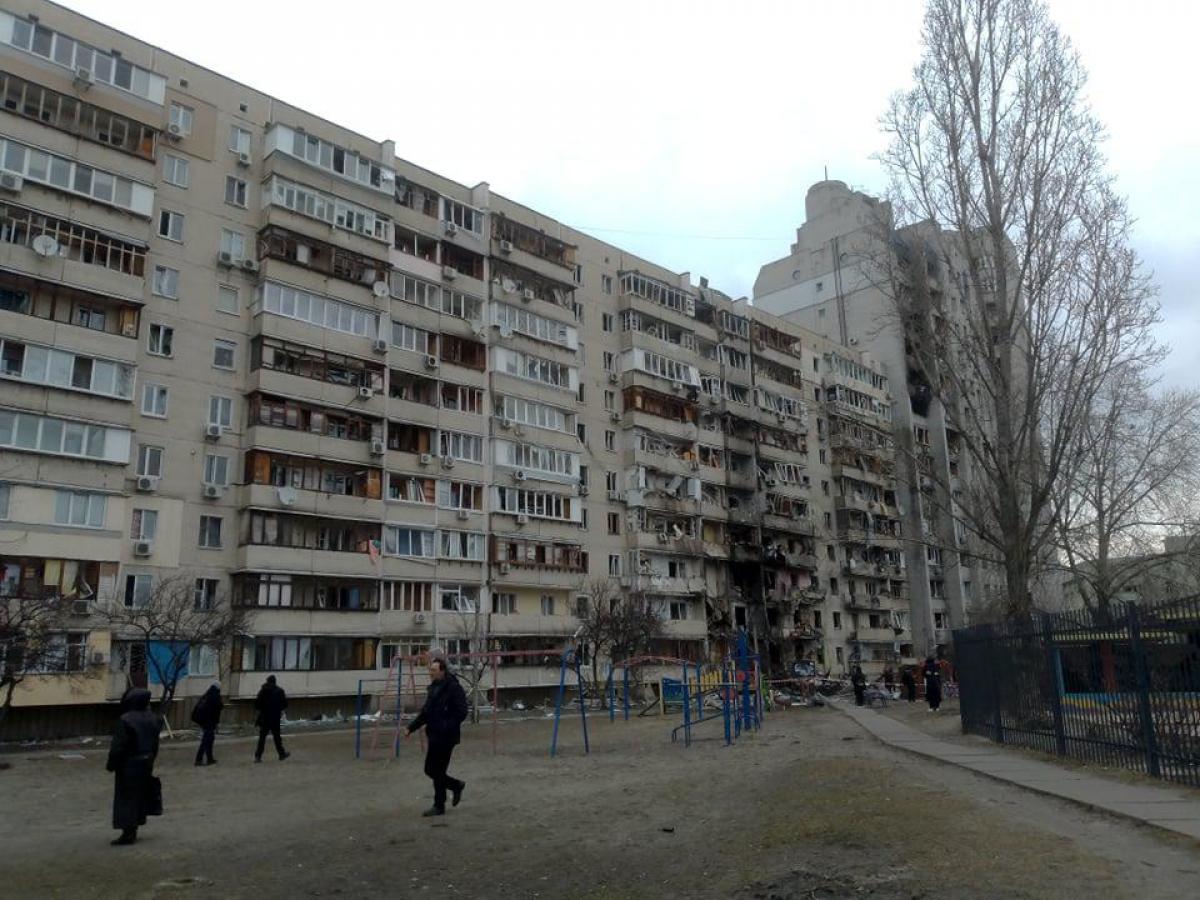 Hun appartement in Kiev was onbewoonbaar door de bombardementen. Een raket sloeg in op een paar meter van hun appartementsgebouw. (foto 2022)