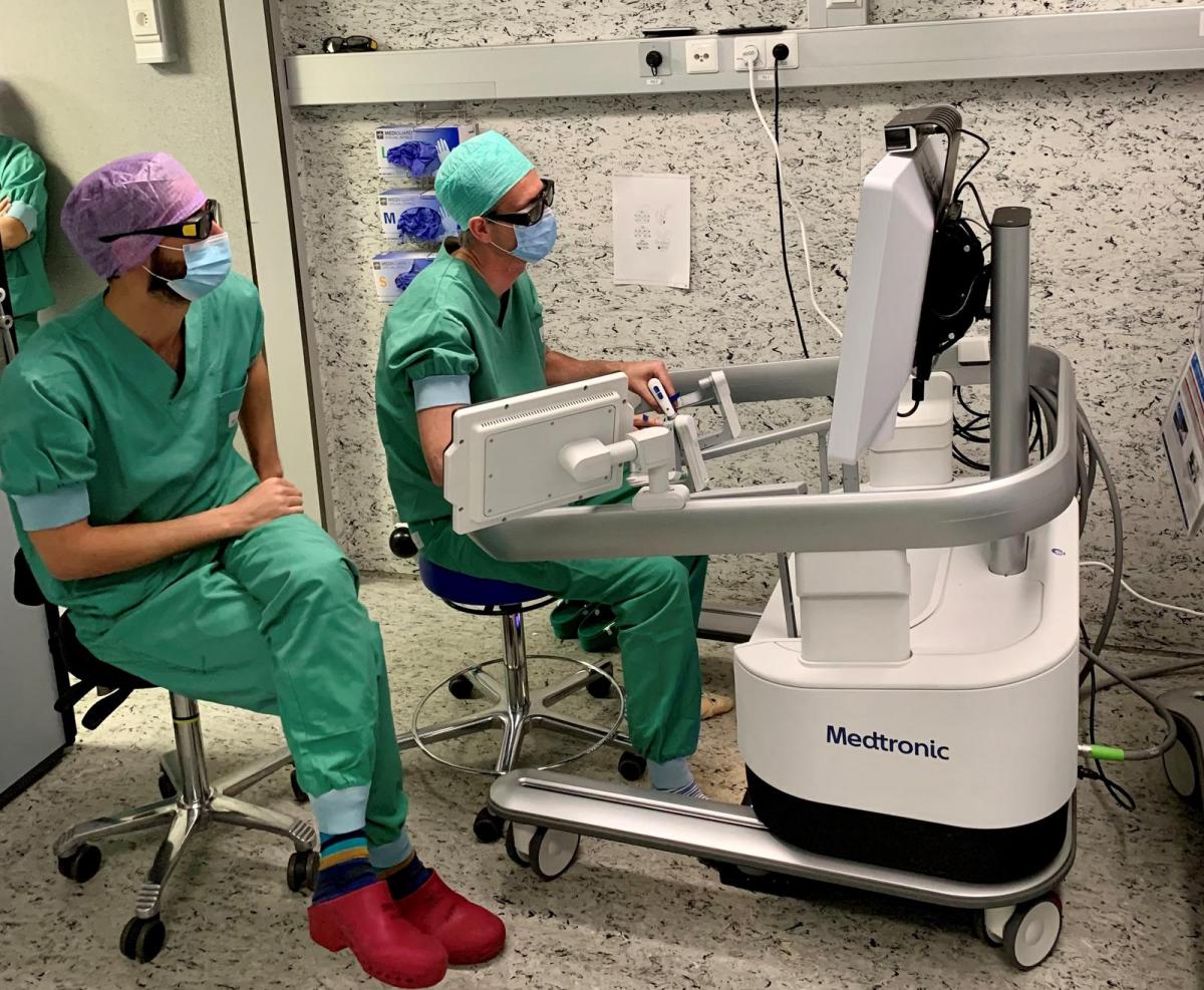 De Brugse uroloog dr. Christophe Ghysel bestuurt de Hugo™ RAS vanop afstand met behulp van een 3D-bril