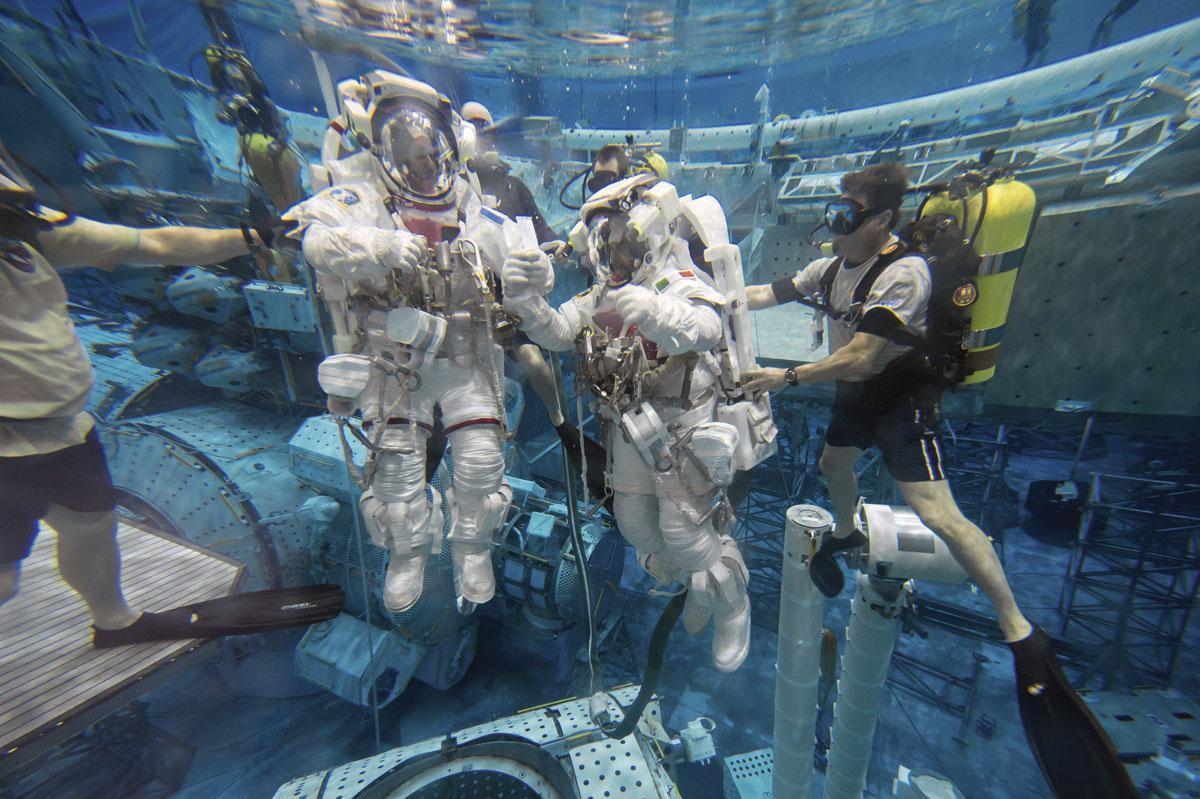 Au programme de l’astronaute belge: des cours de sciences et de technologie spatiale, une formation aux disciplines médicales et à la gestion de l’ISS, mais aussi des exercices de plongée pour s’entraîner aux sorties extravéhiculaires.