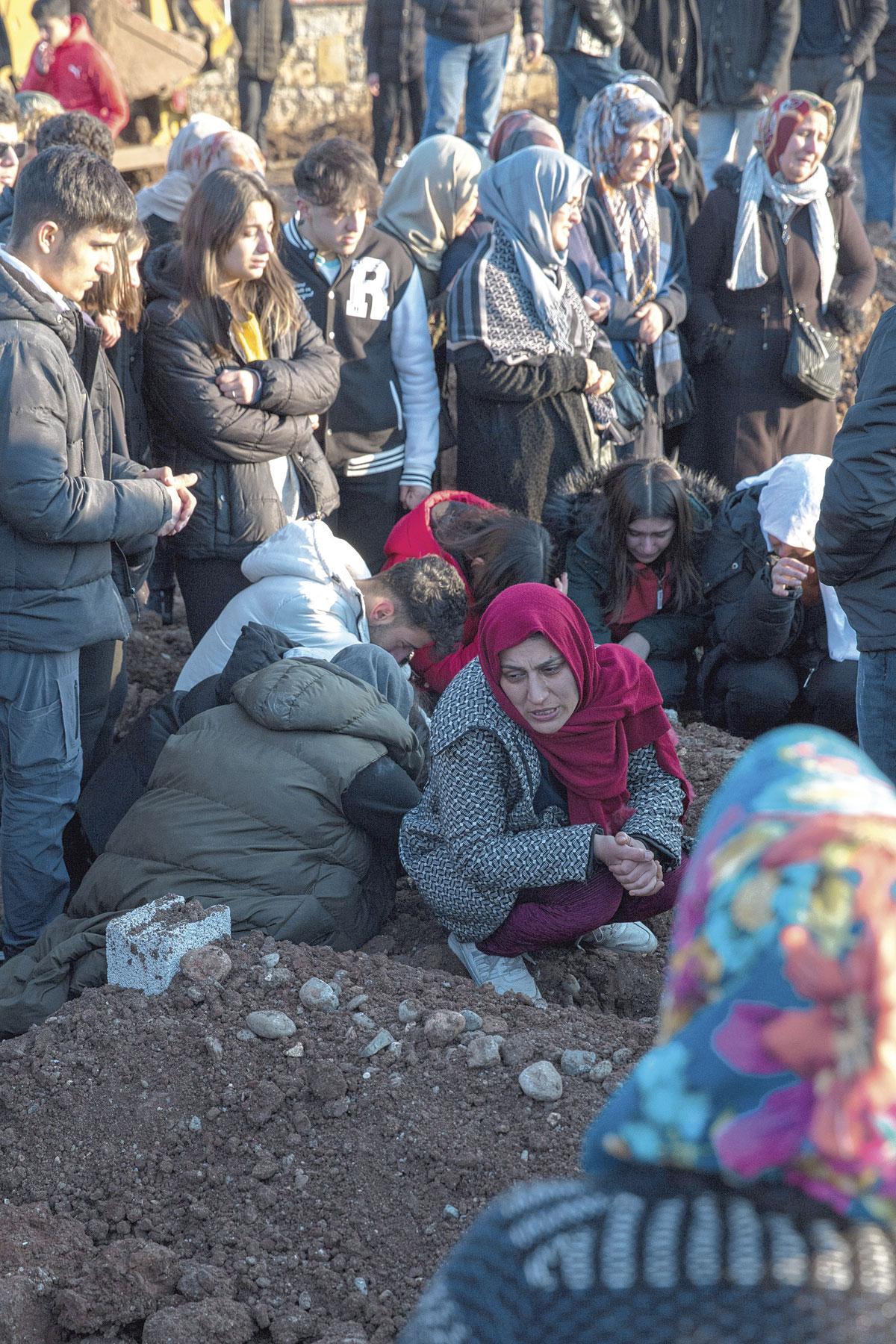 Dans un cimetière à Diyarbakir, des proches de victimes se recueillent autour des tombes improvisées.