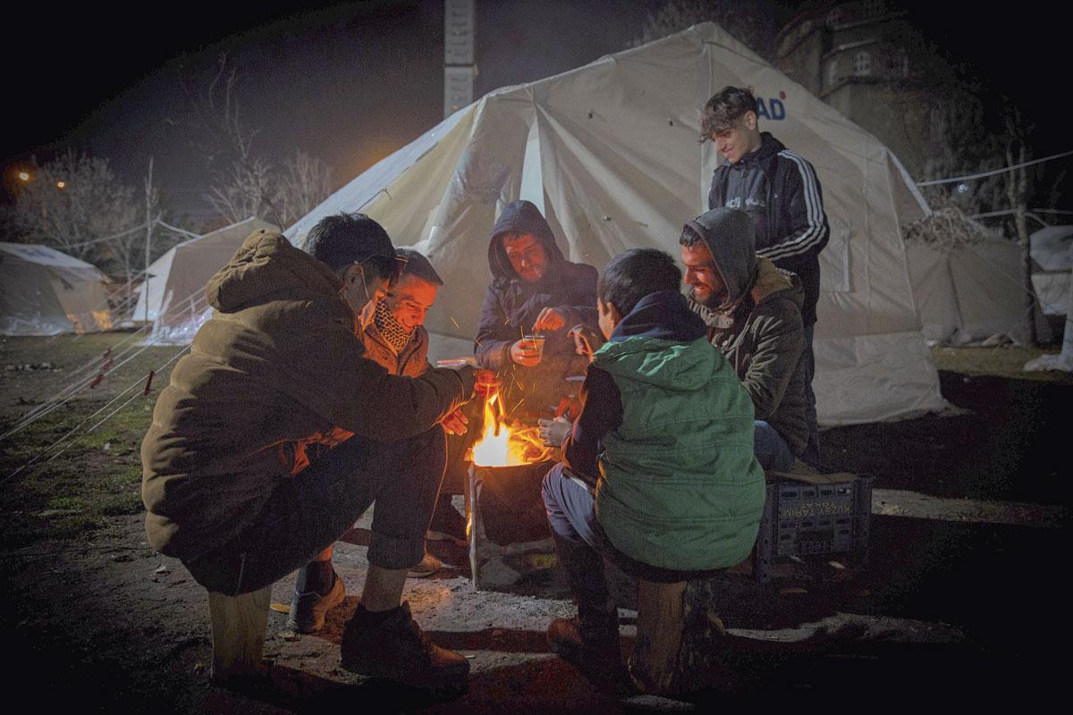 A Diyarbakir, Hassan et ses proches n’ont eu, pendant plusieurs jours, qu’un feu de bois à côté de leurs tentes pour se réchauffer la nuit.