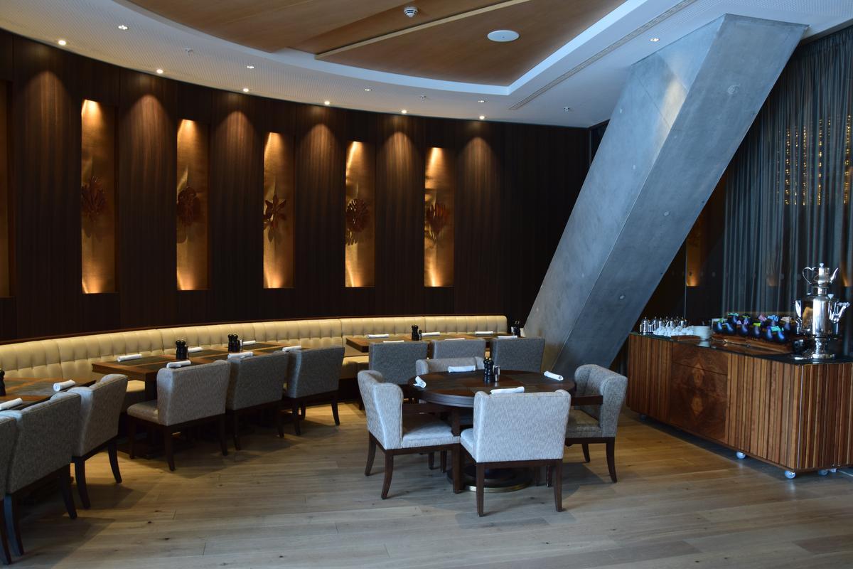 Opvallend zijn de betonpilaren in het met hout beklede restaurant van Hotel AlpenGold.