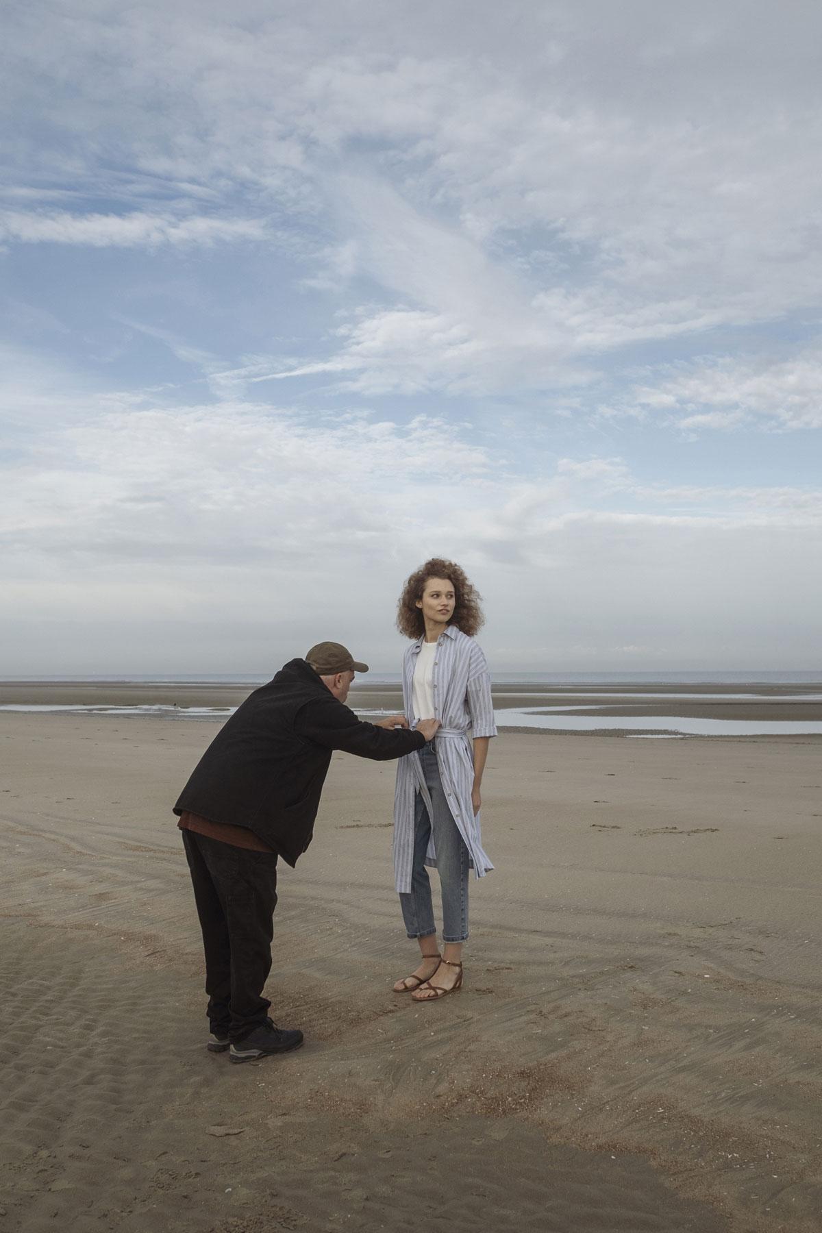Modellen Elien Swalens en Maurits Buysse, gestyled door Benoit Bethume, staan voor de lens van fotograaf Serge Leblon op het strand van Oostduinkerke.