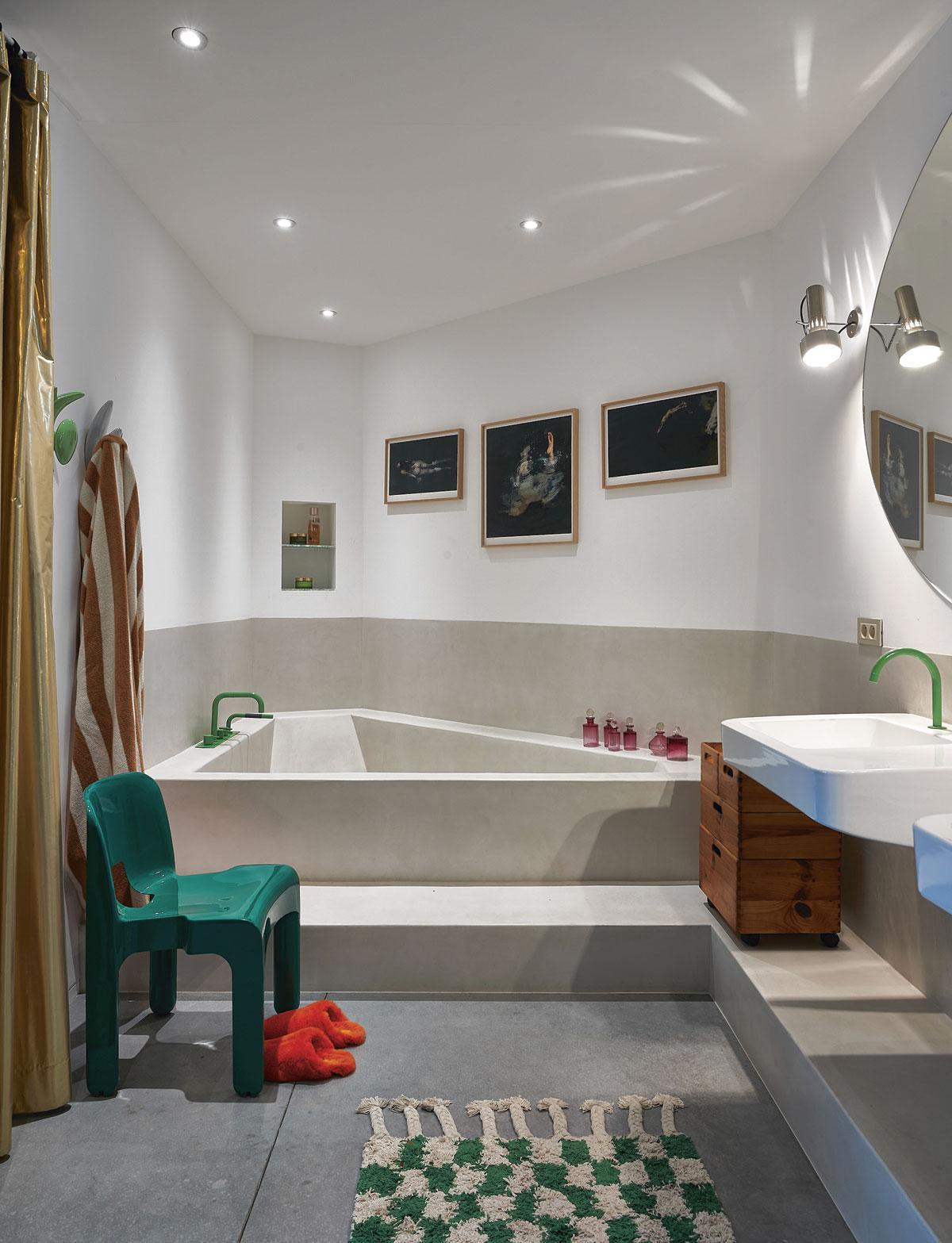 De badkamer die grenst aan de mastersuite heeft een bad dat ook fungeert als douche. Prevot liet het op maat uitwerken in Mortex.
