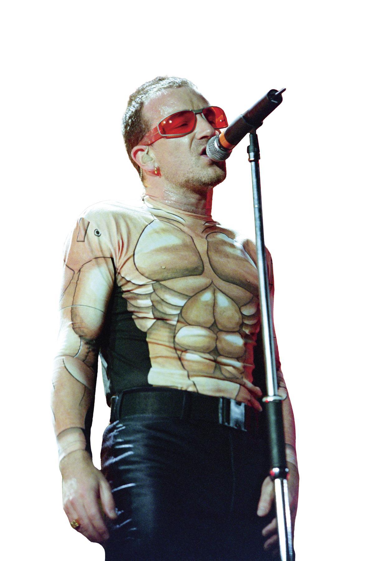 WALTER VAN BEIRENDONCK ONTWERPT DE PODIUMOUTFITS VOOR U2’S POPMART-TOURNEE.