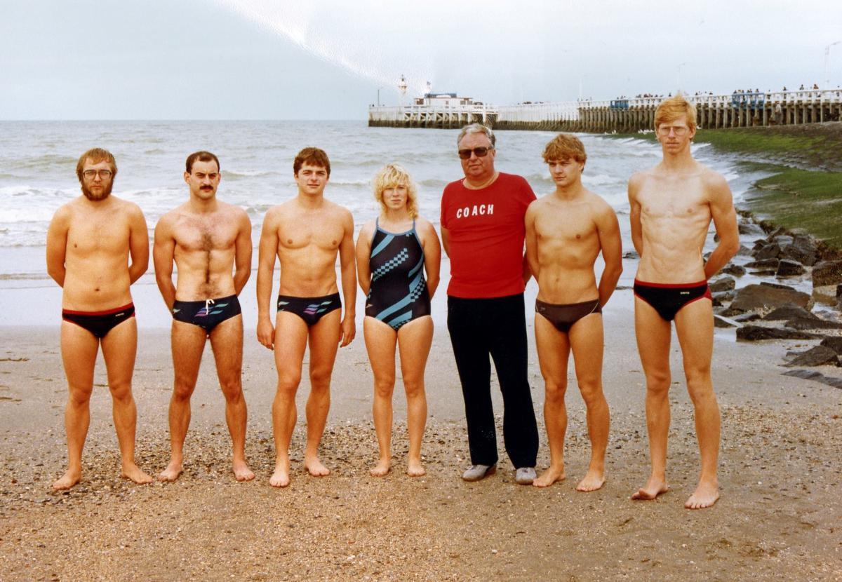 Peter nam een eerste keer deel aan een estafette overtocht Engeland-Frankrijk in juli 1983. Het team op het strand met van links naar rechts Adhemar Brysse, Guido De Loore, Jacques Dufour, Christine Lamon, coach Pierre Van Vooren, Jan Geudens en Peter Van Vooren.