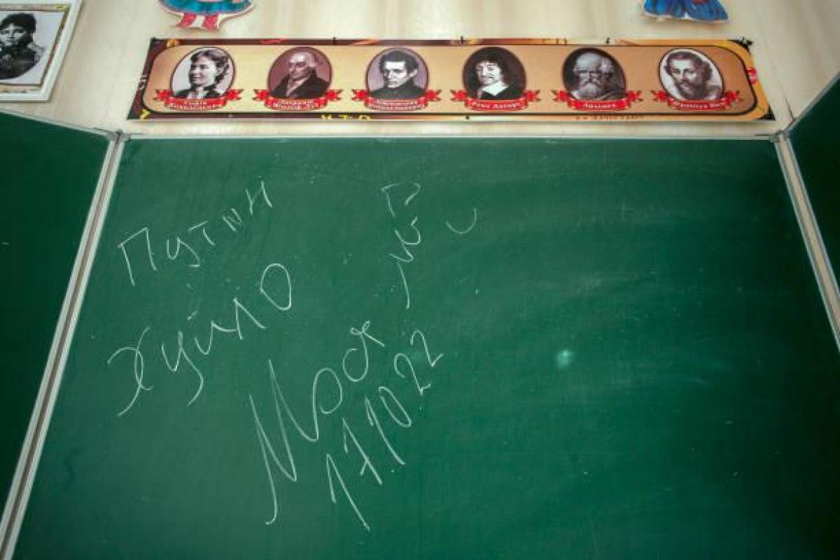 Op een schoolbord in de Oekraïense stad Bachmoet staat de verwensing ‘Poetin - Choejlo’ (Poetin is een lul).