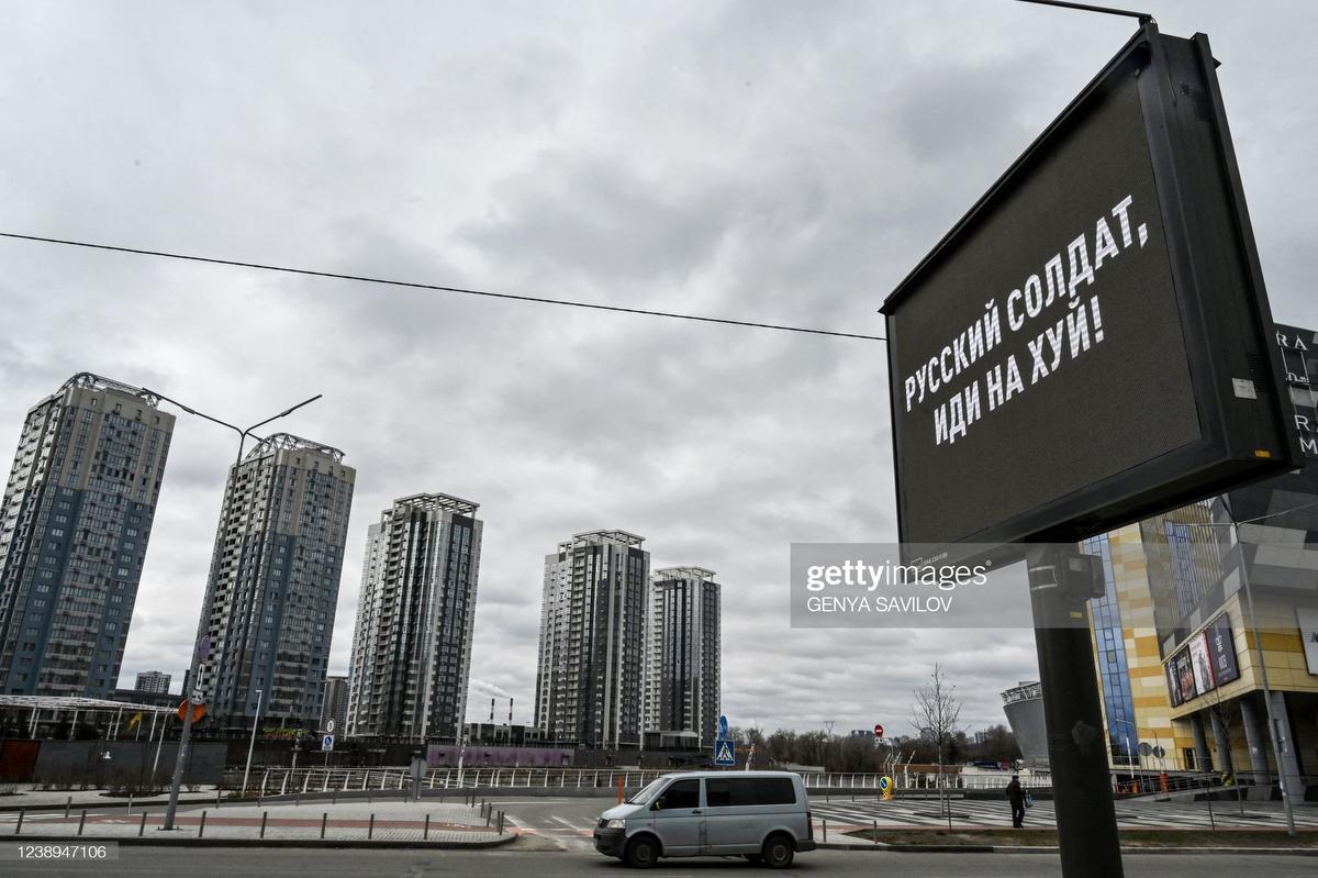 Op een billboard in Kyiv staat de verwensing te lezen: ‘Russische soldaat, loop neuken’