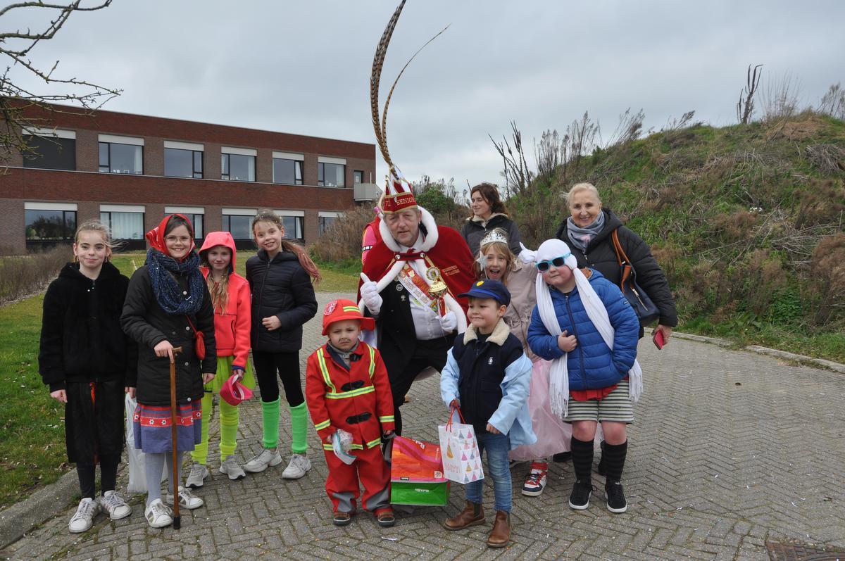 De leerlingen van VBS De Ladder in Reninge trokken vrijdagnamiddag in stoet door de straten van het dorp.