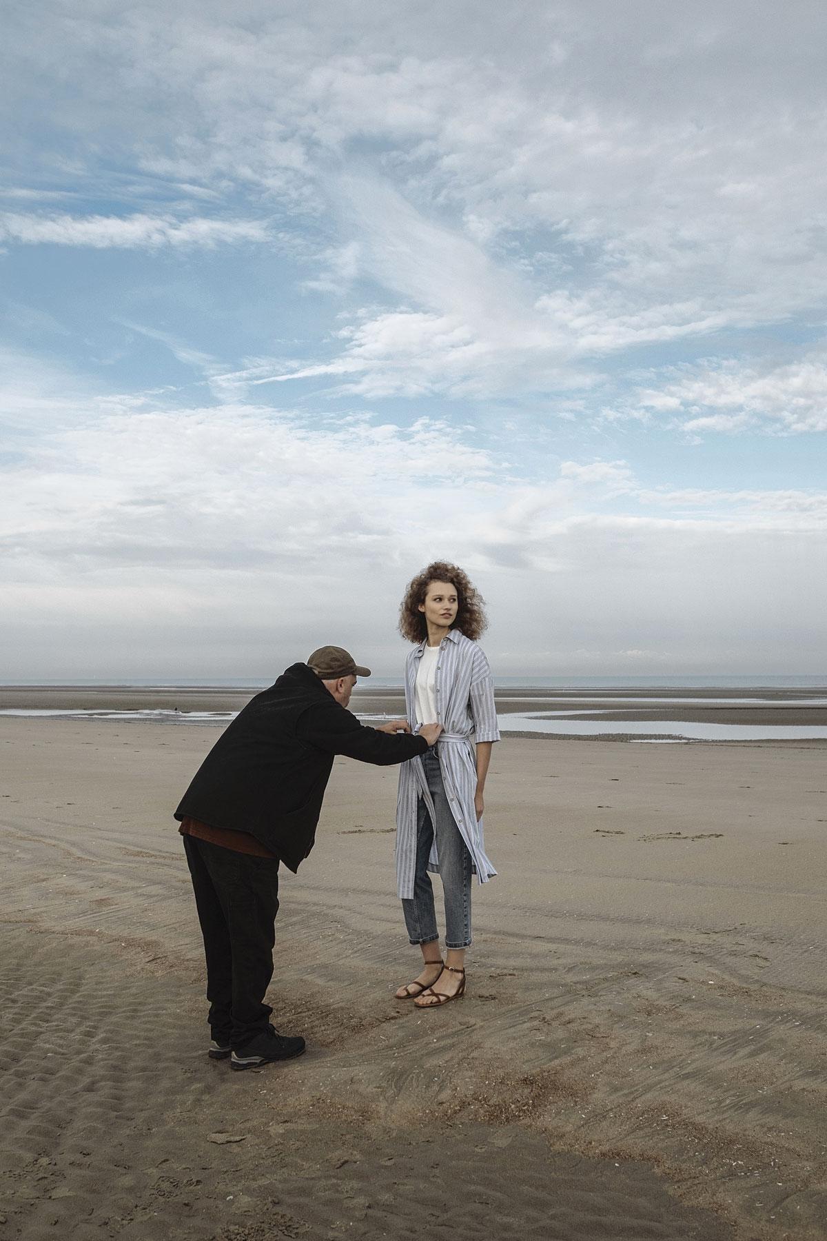 Devant l’objectif du photographe Serge Leblon, les mannequins belges Elien Swalens et Maurits Buysse forment un couple parfaitement raccord, dans un univers aux tons minéraux.