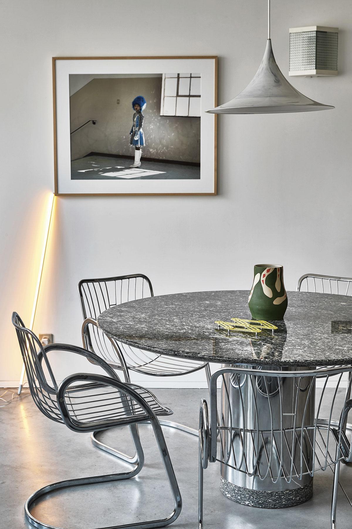 Table de salle à manger vintage et chaises signées Gastone Rinaldi.