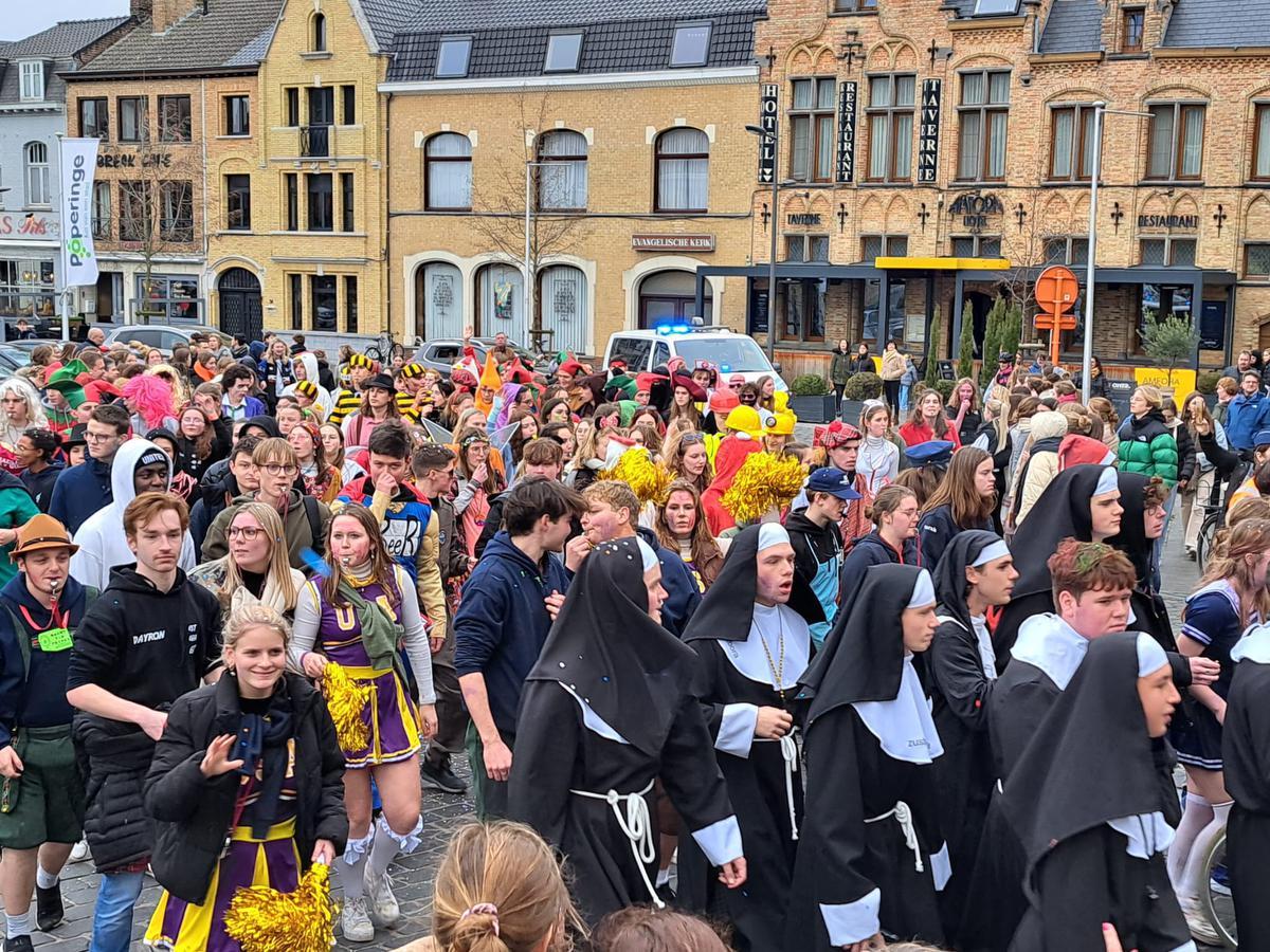 De zesdejaars uit Poperinge hebben ook hun honderd laatste dagen in de middelbare school gevierd.