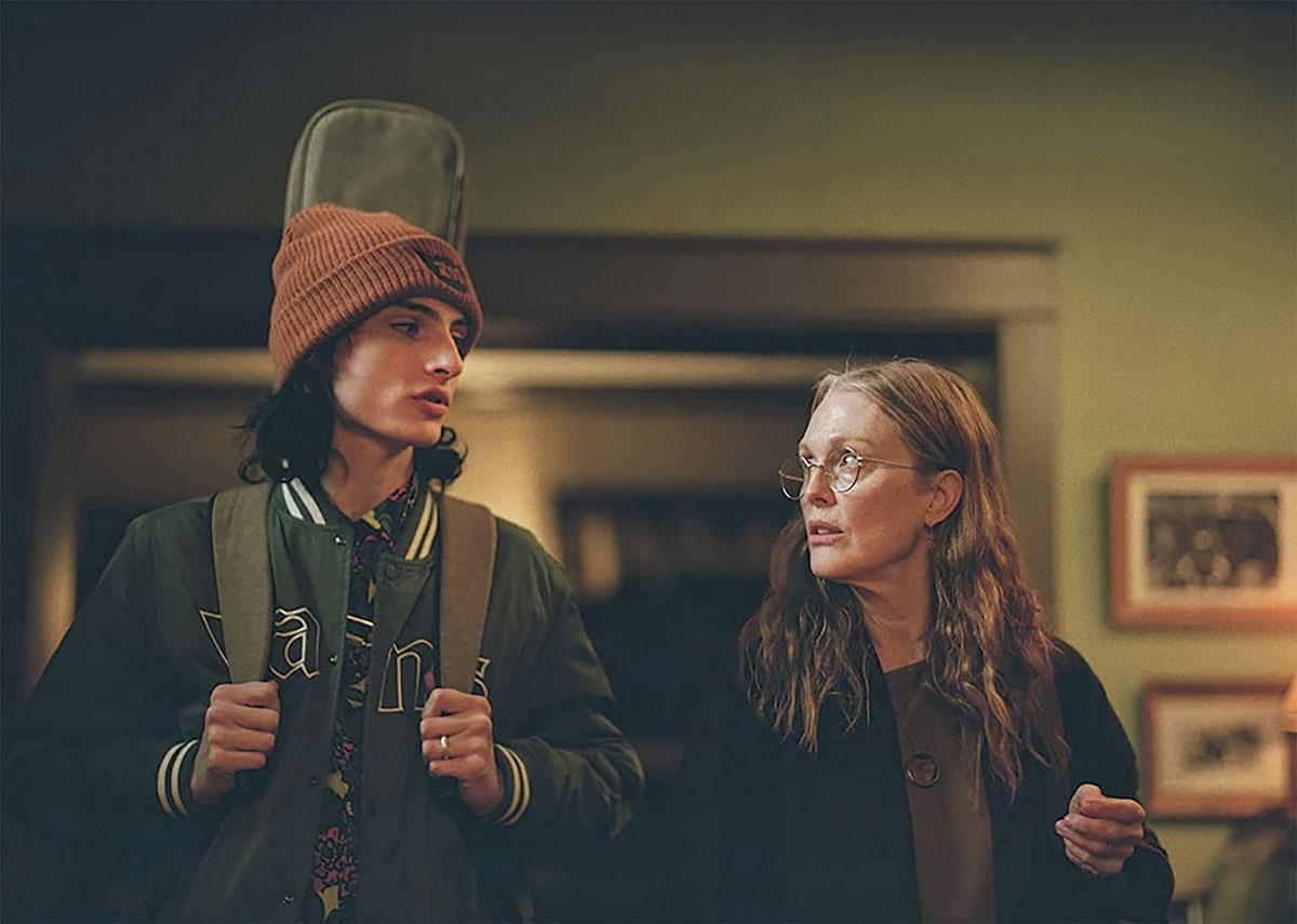 Finn Wolfhard et Julianne Moore dans When You Finish Saving the World, premier long métrage réalisé par Eisenberg.