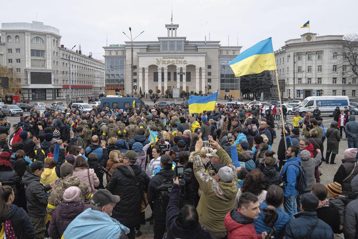 Sur la place de la Liberté, des habitants célèbrent la libération par les forces ukrainiennes.