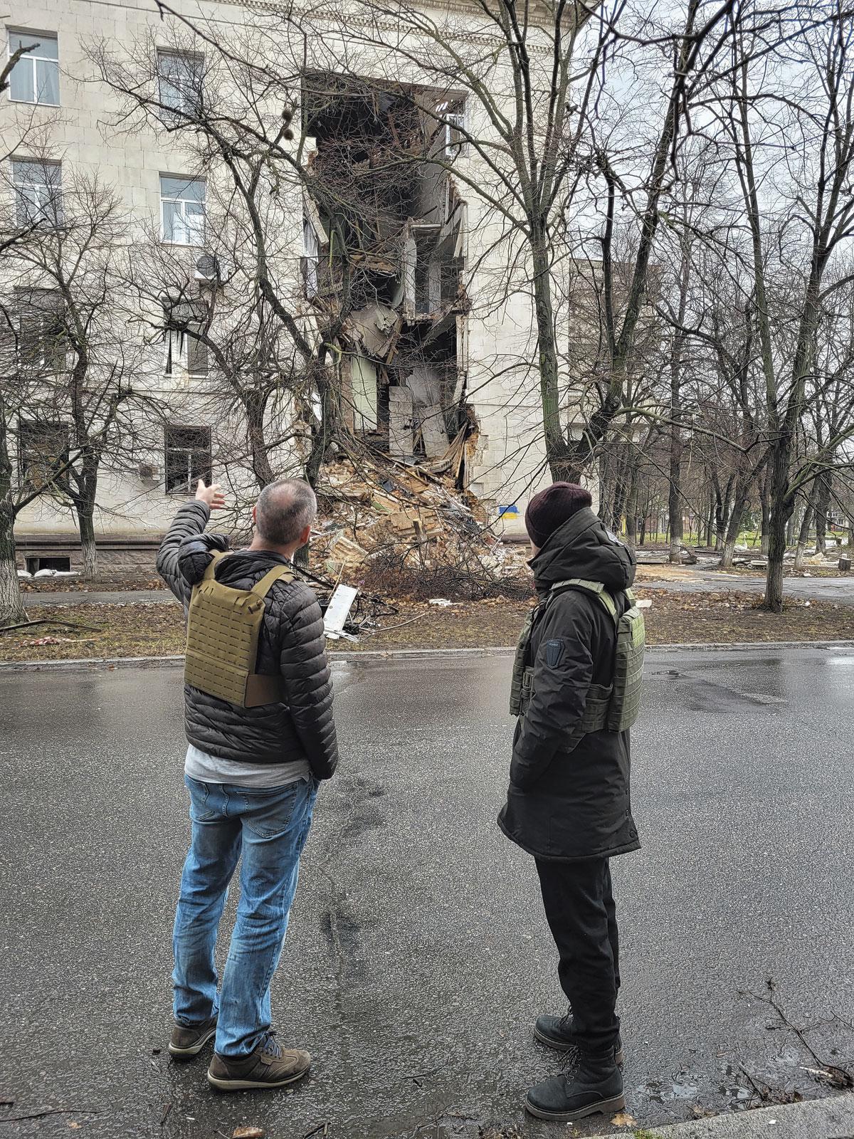Sur la place de la Liberté, le côté éventré par un missile russe du bâtiment de l’administration régionale.