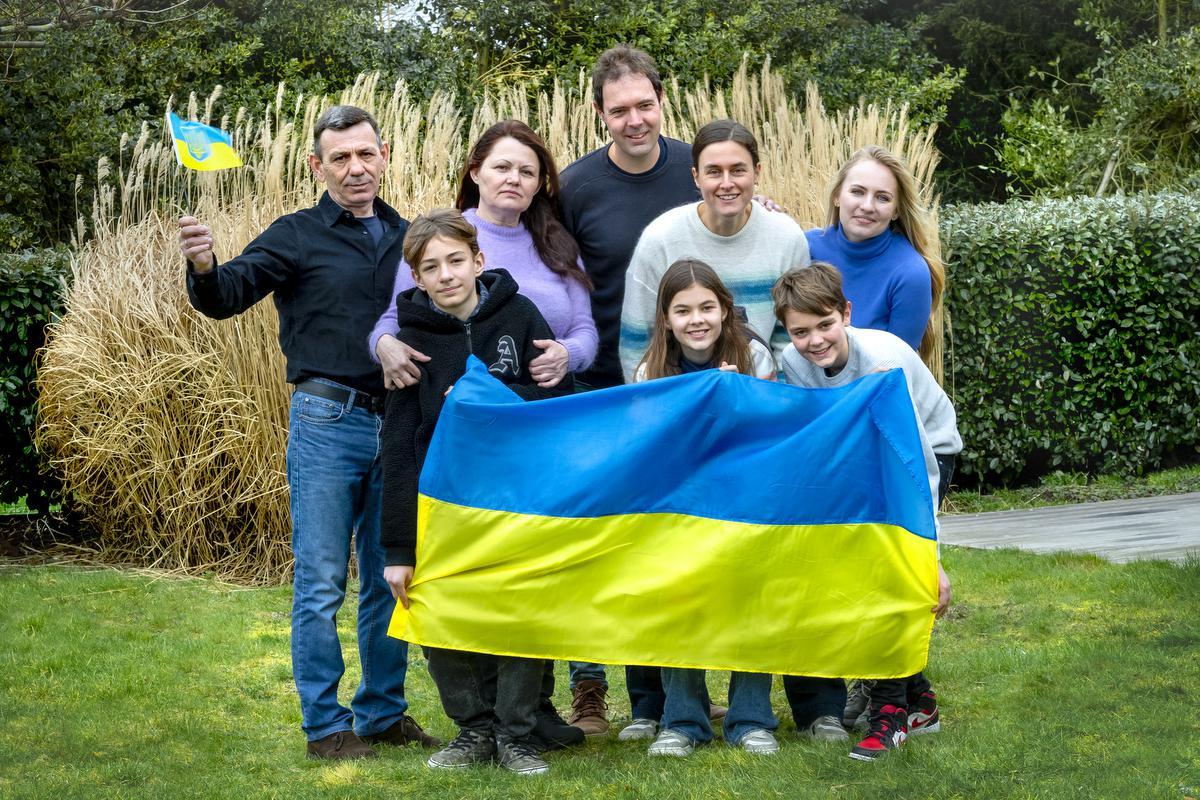 Ihor Halushko met echtgenote Tatiana bij Frederik Jaques en Lieselot Ver Eecke. Rechts boven staat Anastasiia Klymova. Onderaan de kinderen Artem, Romi en Bastian.