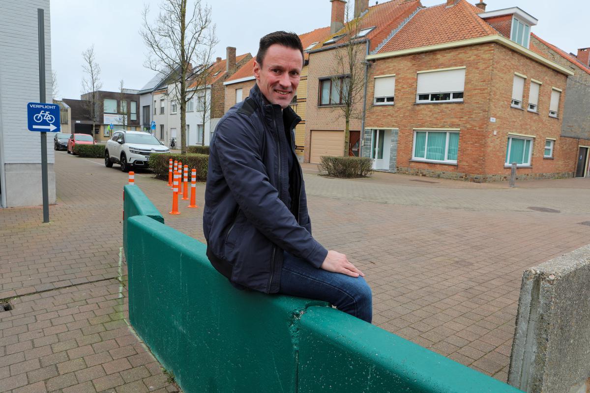 Schepen Anseeuw evalueert de schoolstraat aan de Kerklaan-Marktplein.