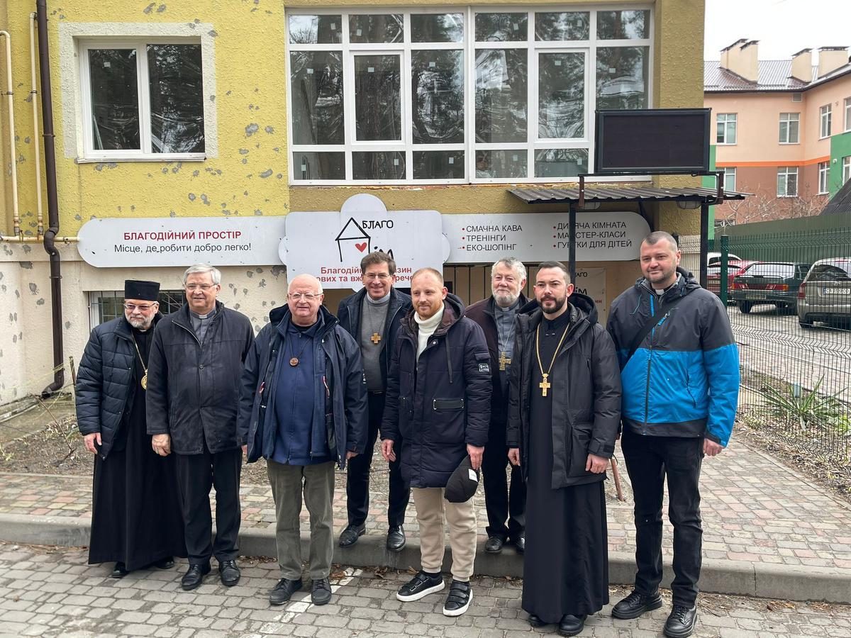 Een bezoek aan het project BlagoDIM in Irpin, waar kledij en voedsel uit het Huis Tabor in Tielt verdeeld wordt onder de lokale bevolking. Het Brguis bisdom schenkt 10.000 euro aan dit project.