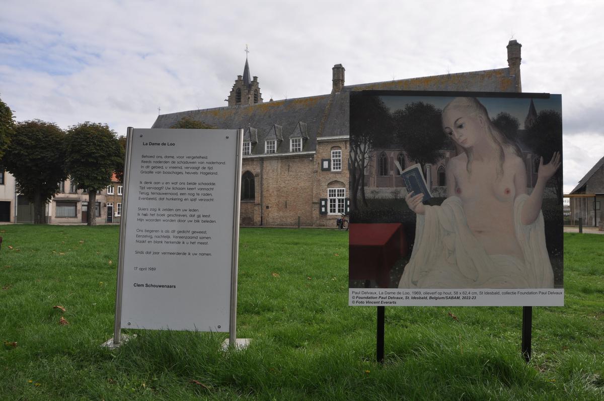 De reproductie van het schilderij ‘La dame de Loo’ van Paul Delvaux en het gelijknamige gedicht van Clem Schouwenaars op het Vateplein in Lo.