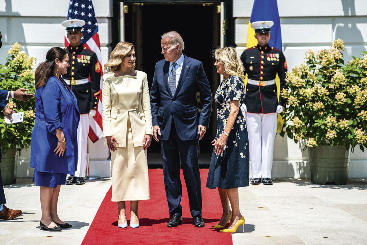 Op bezoek in het Witte Huis: Olena Zelenska en Jill Biden dragen blauwe en gele schoenen.