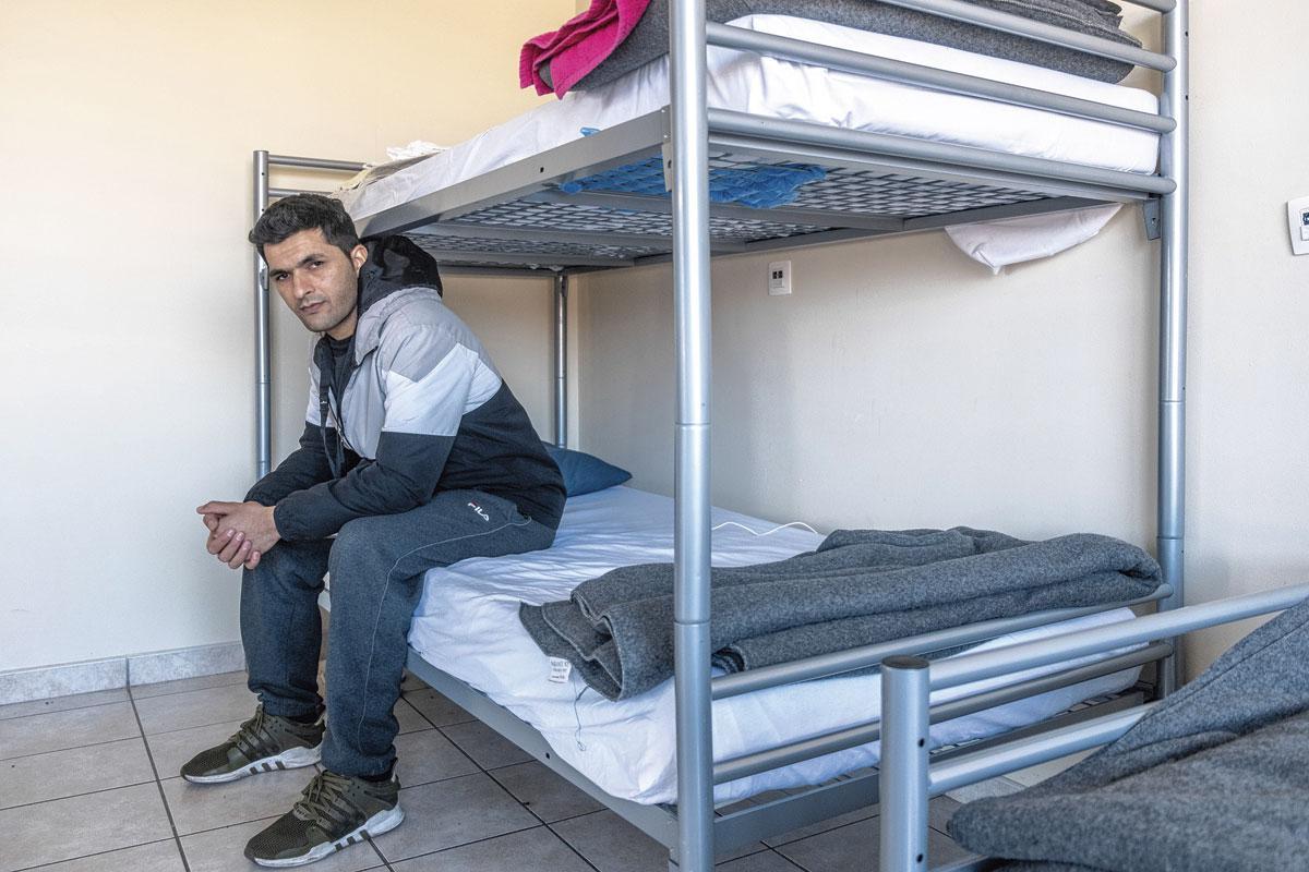 4. Après quatre mois sous tente, Salah Udin a été accepté dans un centre d’accueil d’urgence installé dans une ancienne maison de repos d’Anderlecht. Il dispose enfin d’un lit, de sanitaires et de repas chauds.
