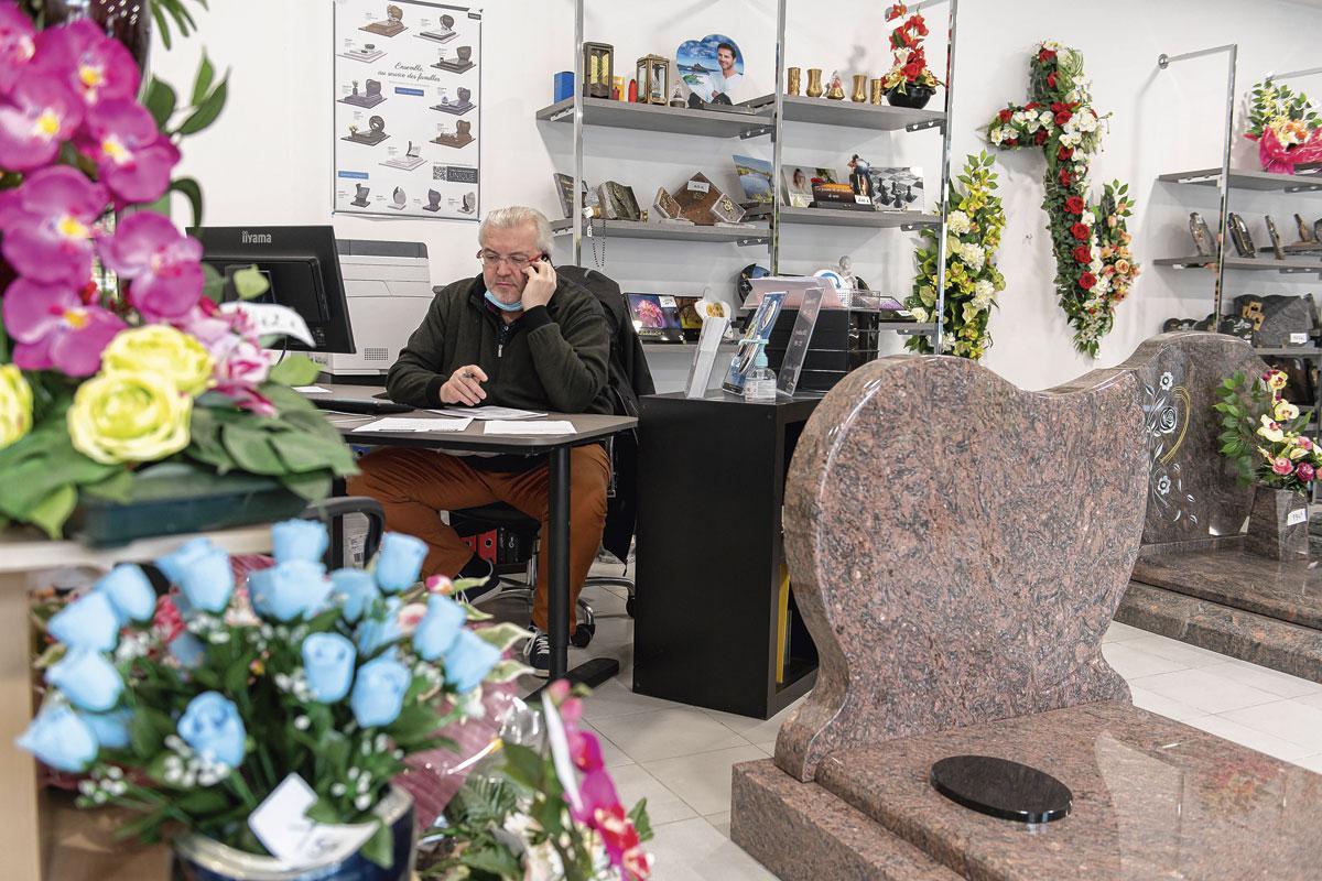 Le secteur des pompes funèbres recrute régulièrement des retraités.