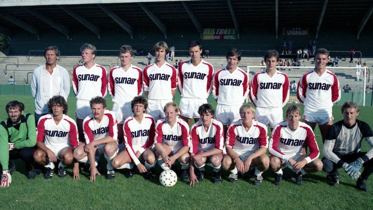 Een foto uit 1984 met bovenaan van links naar rechts Chris Desmet, Peter Leysen, Hedwig Hagers, Nico Muylaert, Herman Bellaert, Bram Van Kerkhof, Danny Vandeput en Bobby Woodruff, onderaan Dirk Wittewrongel, Chris Vanderhaeghen, Bill Cosman, Hans Belligh, Rik Priem, Geert Tavernier, Chris Jonckheere, Carl Boenders en Jean-Luc Seys.