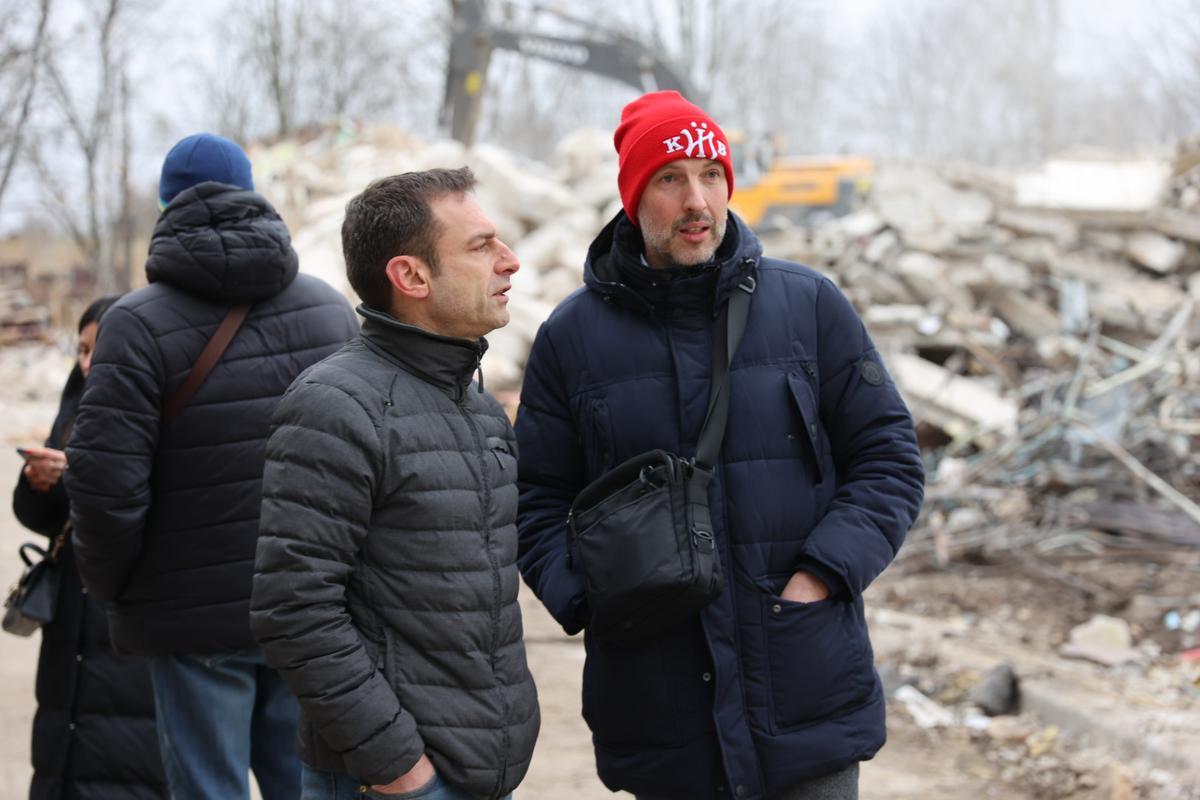 Bart Gruyaert (rechts) komt de schade opmeten. (gf)