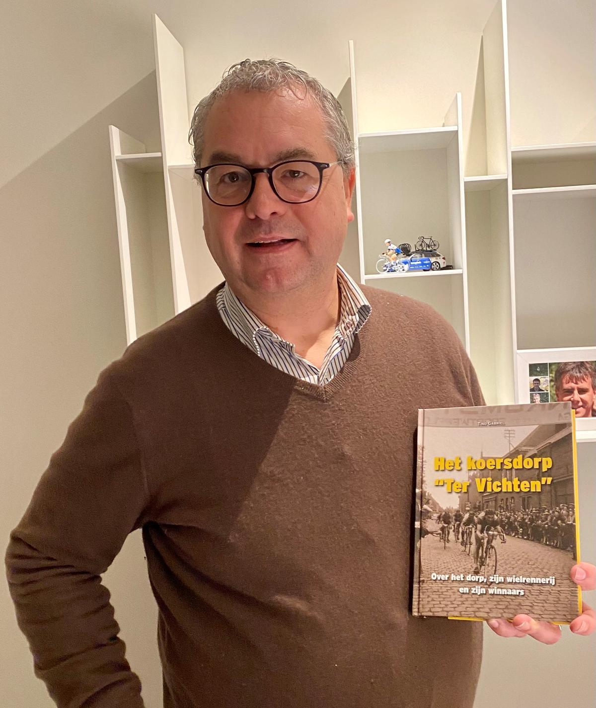 Tino Gabriel met zijn wielerboek ‘Het koersdorp Ter Vichten’.