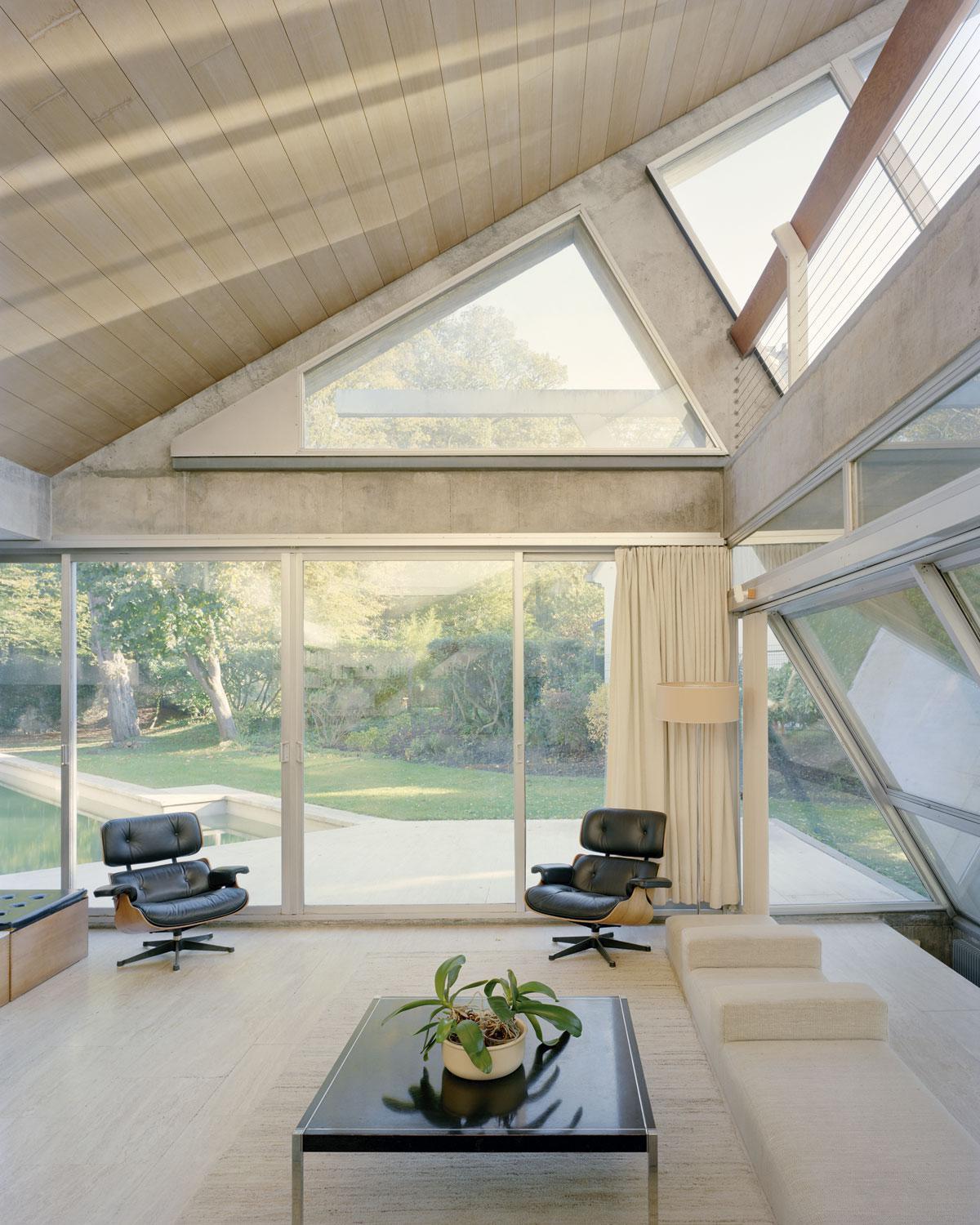 De minimalistische inrichting, met onder andere Eames lounge chairs, laat de architectuur voor zich spreken.