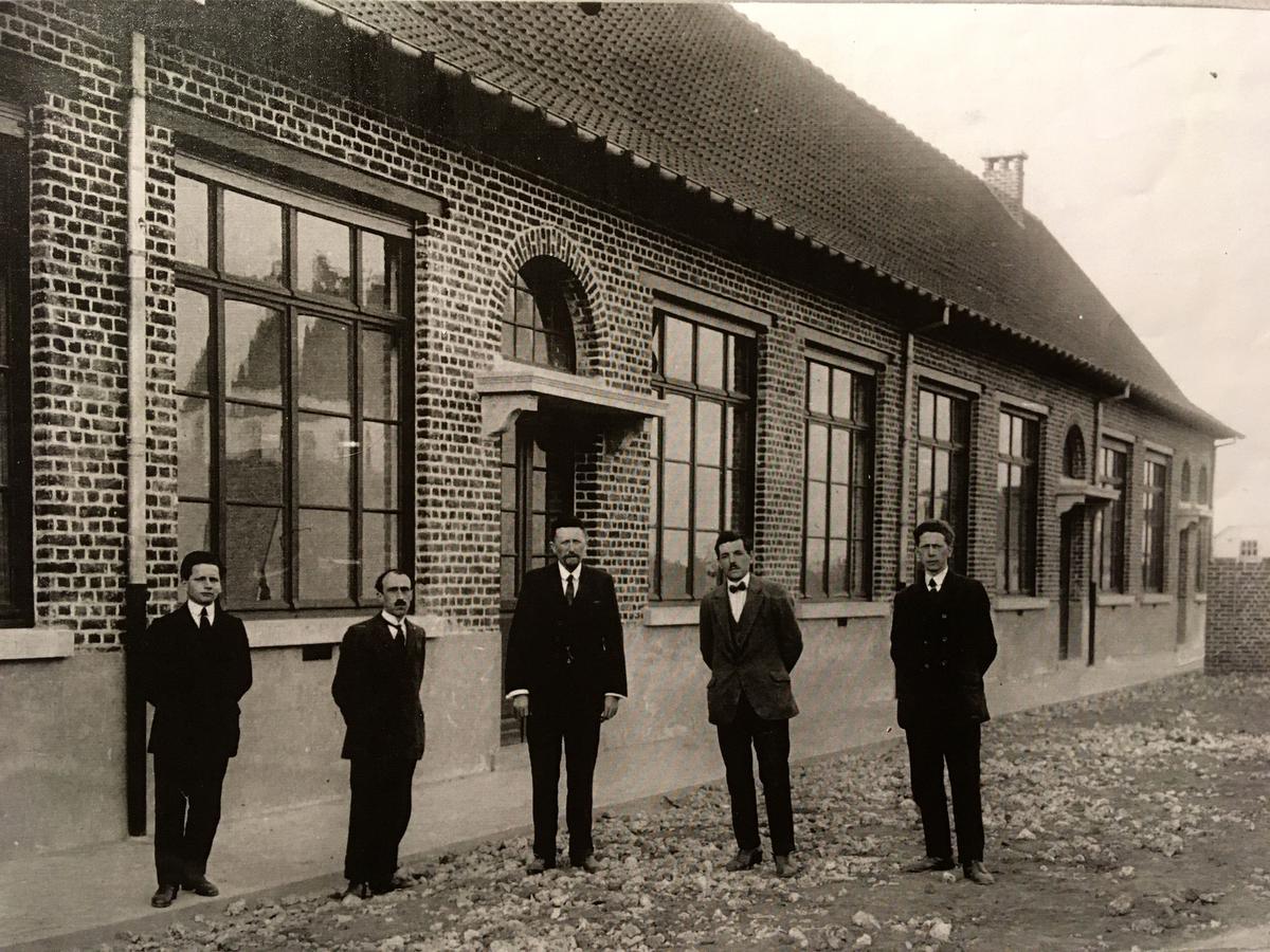 Een beeld van de jongensschool midden de jaren 1920.