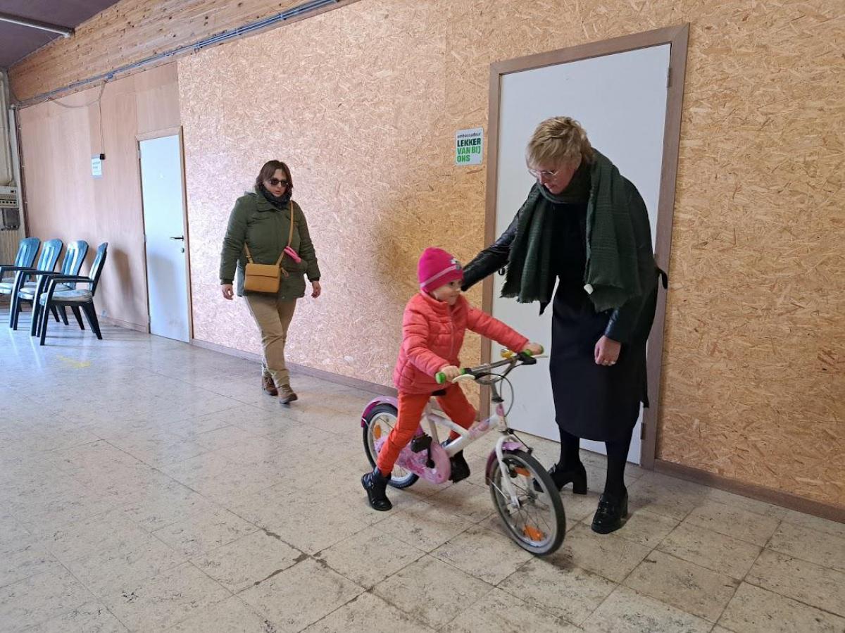 De vijfjarige Yuna (5) ging langs om haar kinderfiets te ruilen voor een groter maatje. Schepen Vandromme hielp haar een nieuwe fiets kiezen en zorgde dat de nodige papieren in orde werden gebracht.