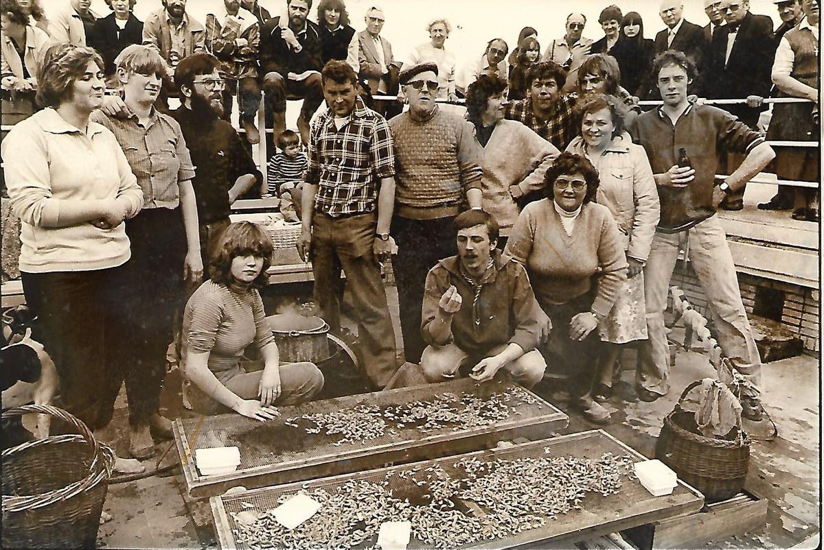 Een foto uit de oude doos: garnaalkruiers poseren met hun vangst.