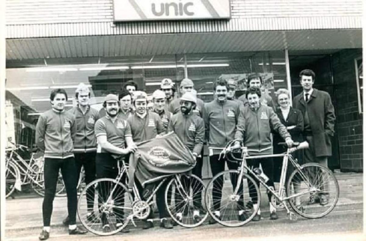 Een foto uit de oude doos: Een beeld uit 1983 waarbij wielerclub WTC De Molentrappers met hun nieuwe uitrusting poseert voor het toenmalige warenhuis op de Markt. We zien ook Wilfried Pollet met naast hem winkelverantwoordelijke Blanche Dael. (foto JD)