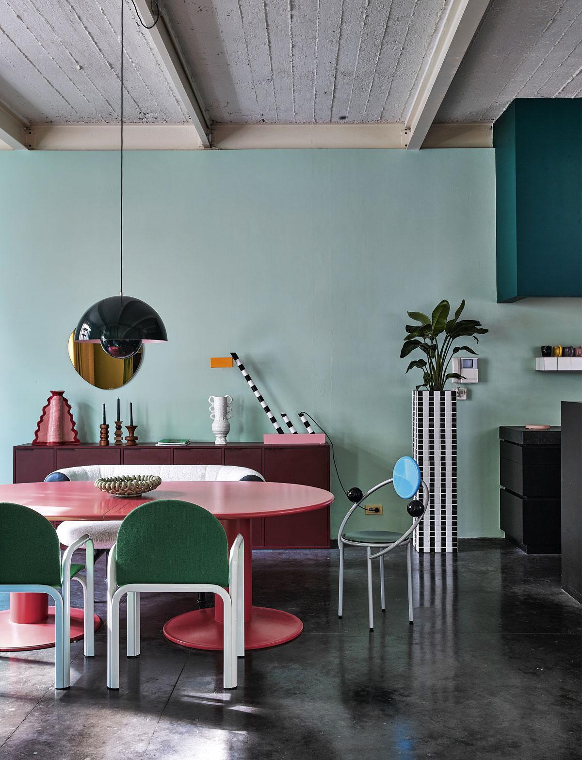La salle à manger, avec des chaises Orsay vertes de Gae Aulenti, une chaise et une lampe de Michele De Lucchi, ainsi que des céramiques de Xanthe Somers et Jérôme Massier.