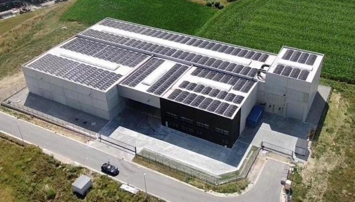 Het dak van het bedrijfsgebouw ligt vol zonnepanelen.