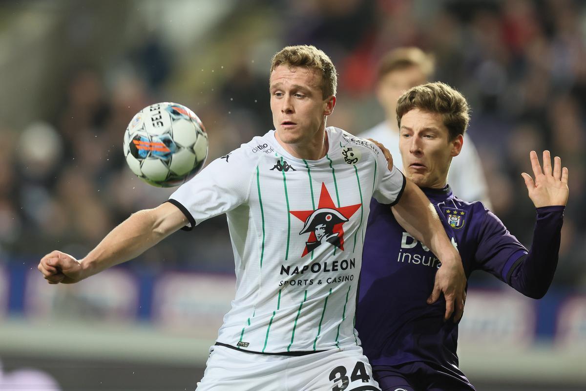 Cercle's Thibo Somers en Anderlecht's Yari Verschaeren.