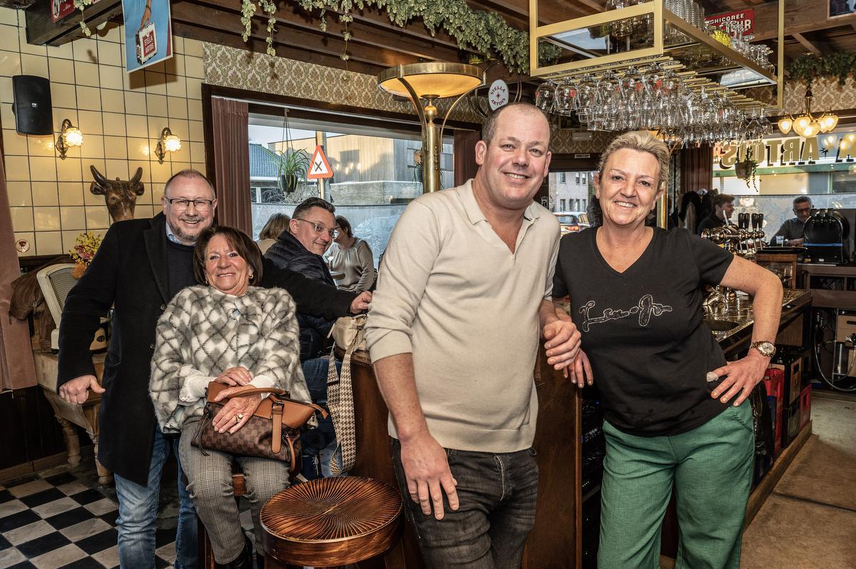 Johan Debrauwer en Sylvie Maugé stralen geluk uit in hun nieuwe café.