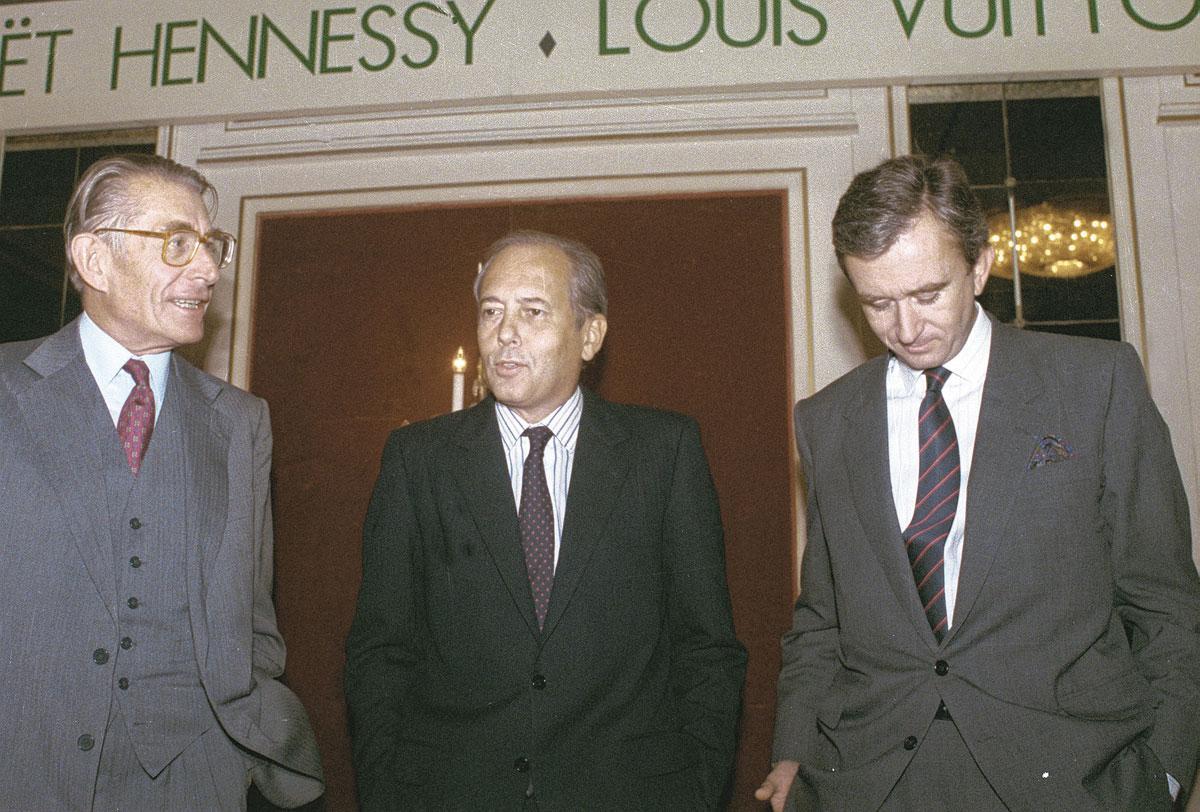 Henry Racamier (links) en Alain Chevalier (midden) met Bernard Arnault (rechts) in 1988 in Parijs.