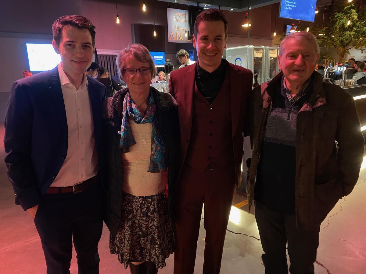 Jeroen Logghe (tweede van rechts), met zijn ouders uit Diksmuide en partner Tim Desmet.