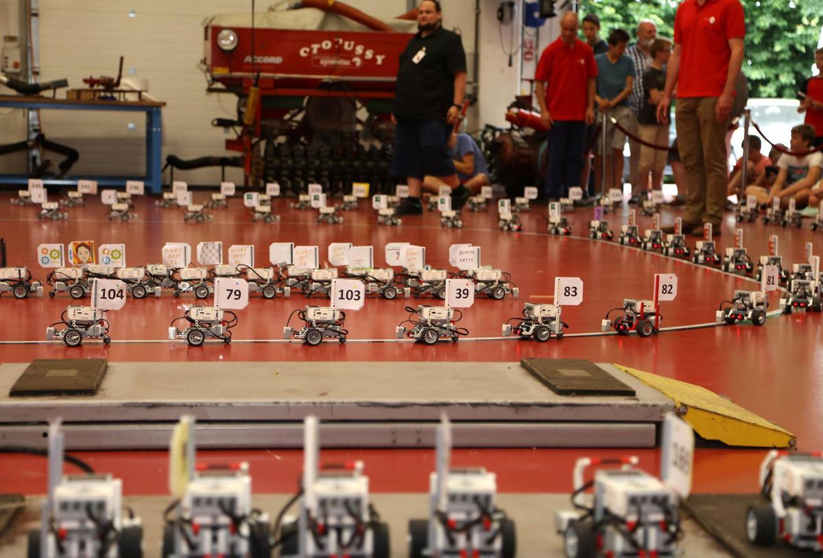 Rik Hostyn en Dimitri Dekyvere verbeterden op 26 juni 2016 het wereldrecord ‘langste parade van robotjes van Lego Mindstorms’ met 215 afgestelde robots.