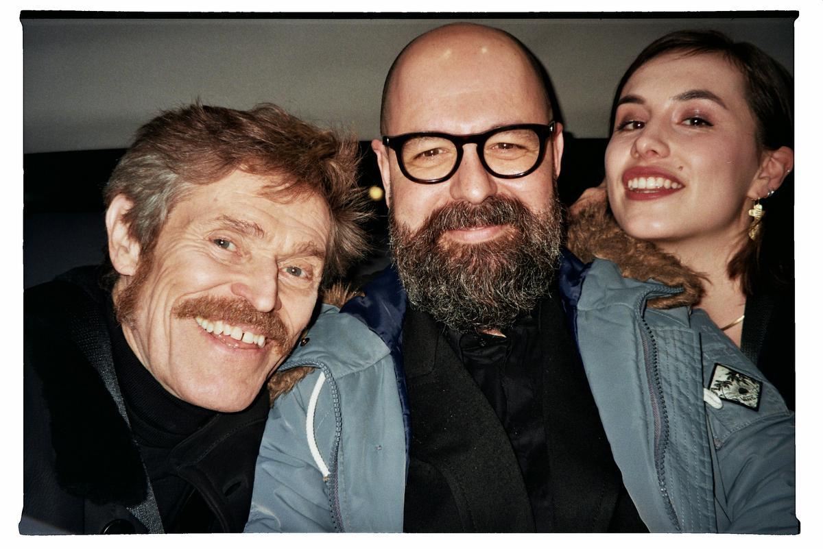 Deze foto met acteur Willem Dafoe en regisseur Vasilis Katsoupis werd genomen een paar seconden voor ze de rode loper van de Berlinale betraden.