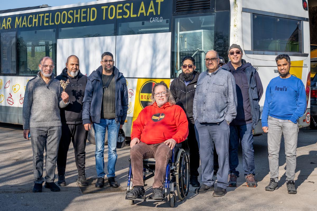 Carlo Herpoel (midden, in een rolstoel) gaf de keukenbus van Belgium Aid op 15 februari al mee met de Engelse vrijwilligers van VZW Feeding Humanity.