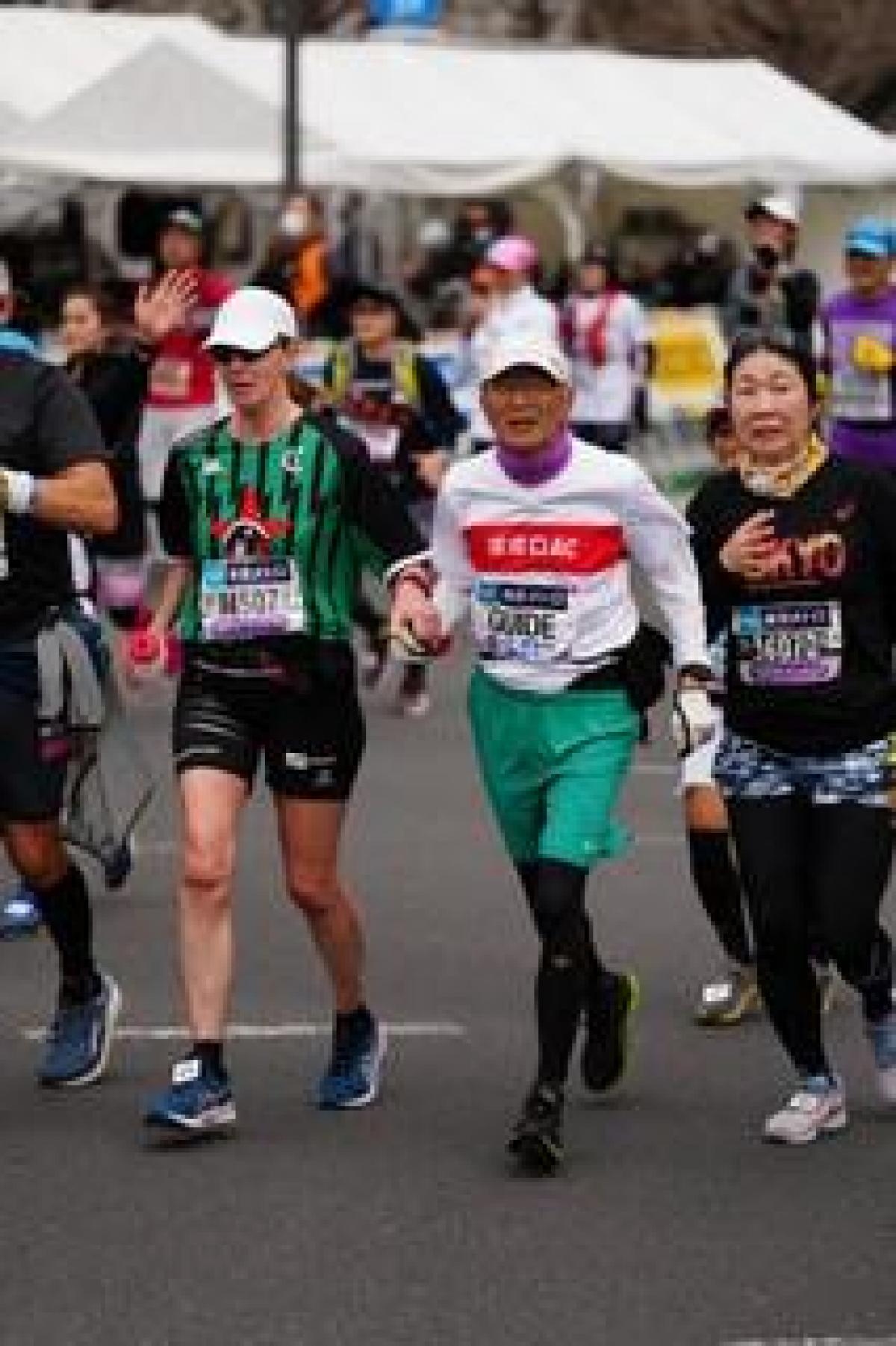 Tina tijdens de marathon van Tokio, zoals altijd met een truitje van Cercle Brugge.