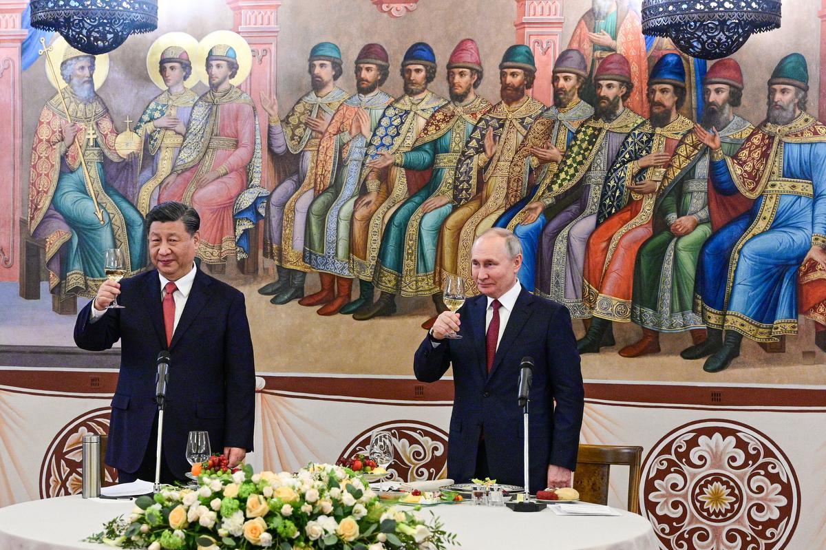 Xi Jinping en Vladimir Poetin heffen het glas tijdens een staatsdiner in het Kremlin.