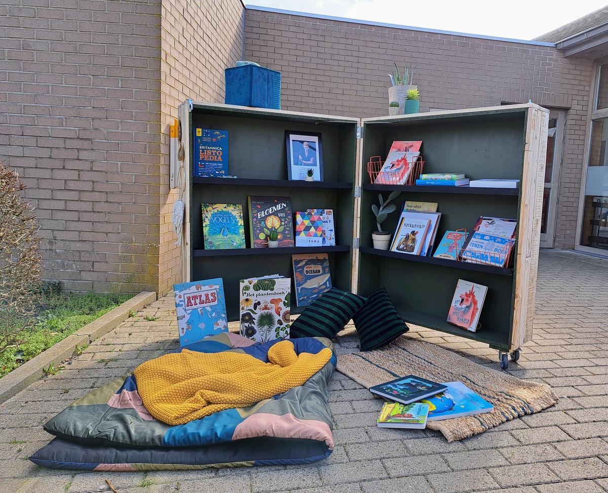 “Via uitgeverij Lannoo kregen we boeken en daar zijn we zeer dankbaar voor. Met een groepje collega’s zorgden we voor leuke spulletjes zoals kussentjes en dekentjes om het gezellig te maken.”