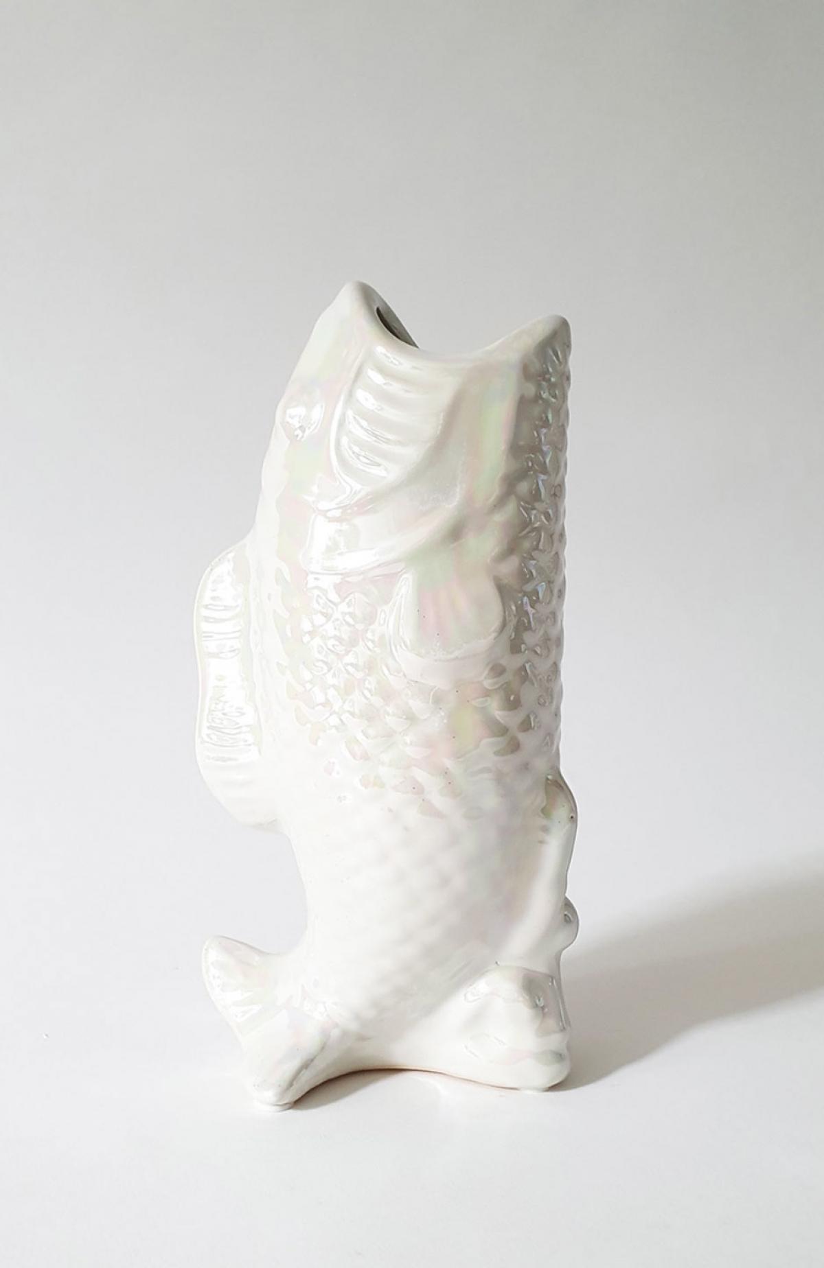 Keramische vaas in de vorm van een vis met parelmoerfinish 
